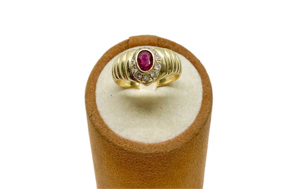 Yellow gold ring with central ruby and diamonds around