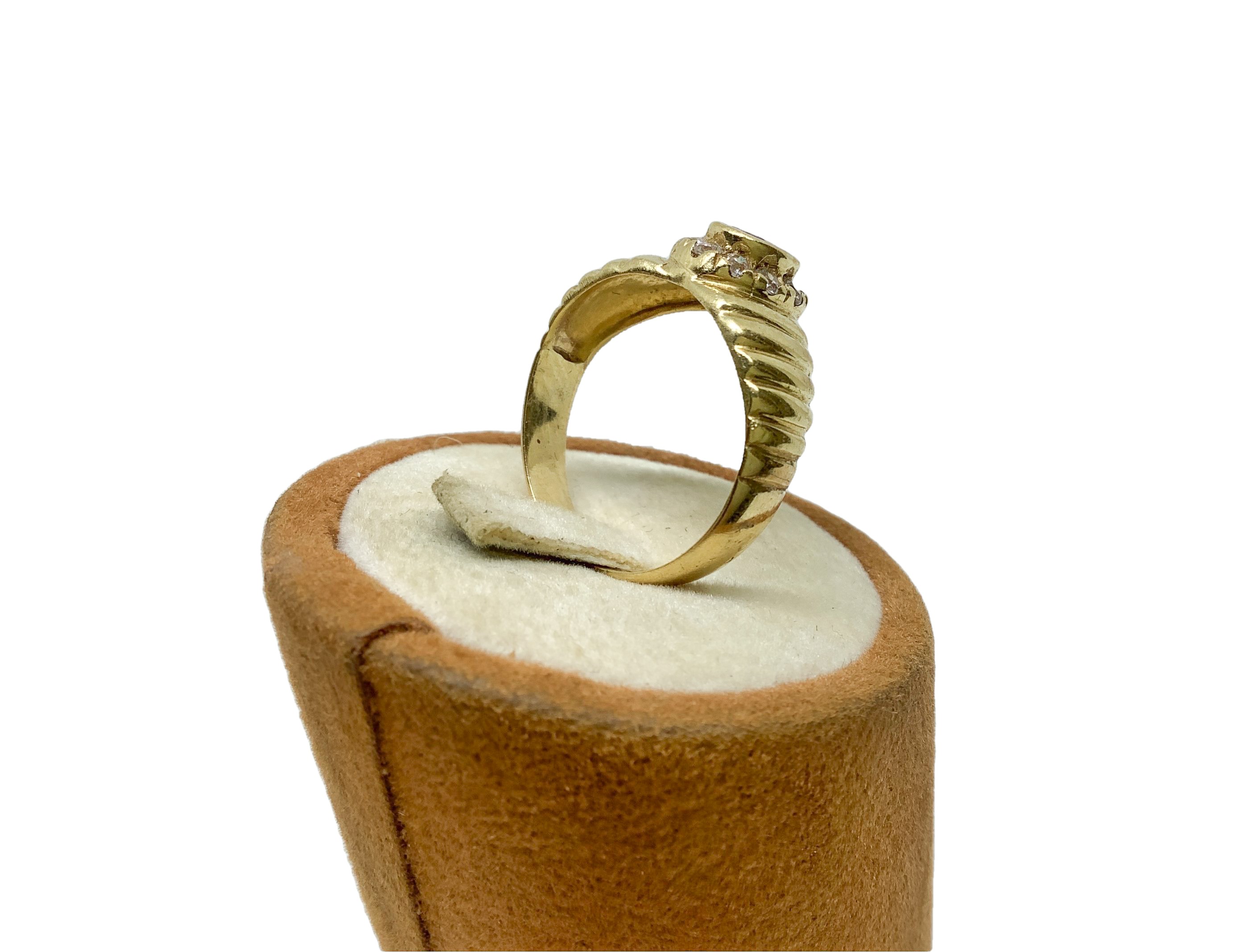 Anello in Oro Giallo con Centrale di Rubino e Diamanti Intorno