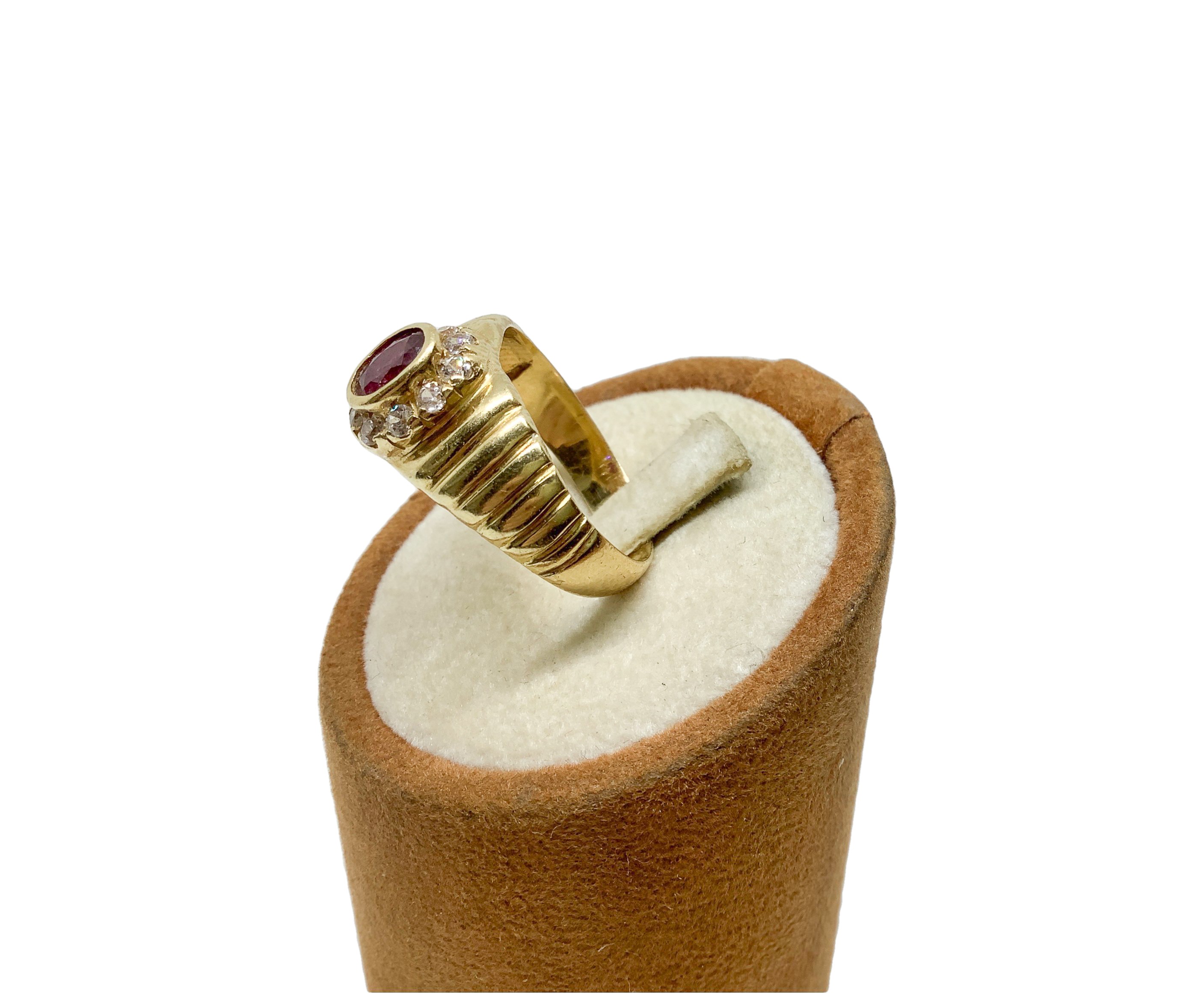 Anello in Oro Giallo con Centrale di Rubino e Diamanti Intorno