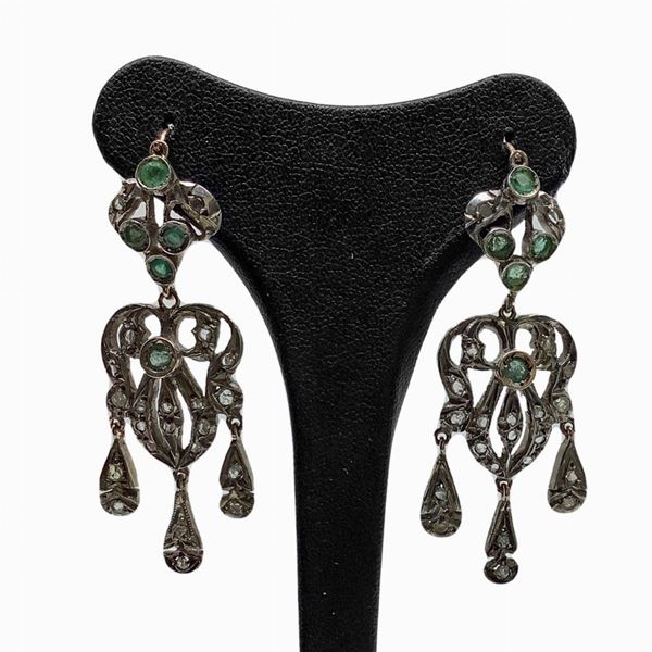 Orecchini Liberty in oro e argento con rosette di brillanti e smeraldo
