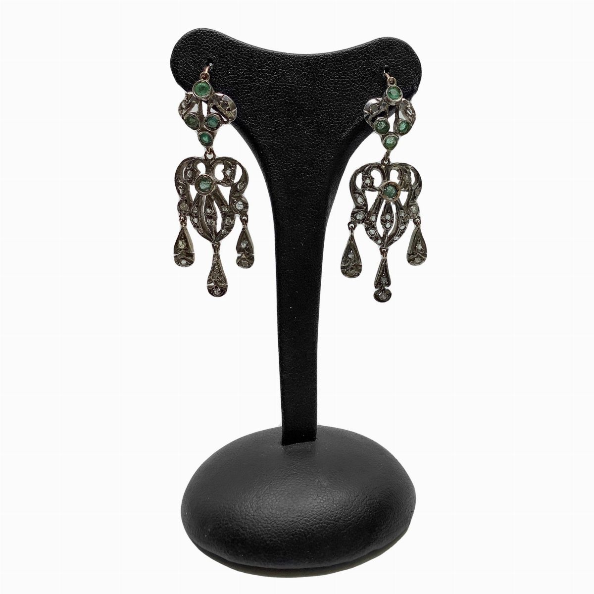 Orecchini Liberty in Oro e Argento con Rosette di Brillanti e Smeraldo