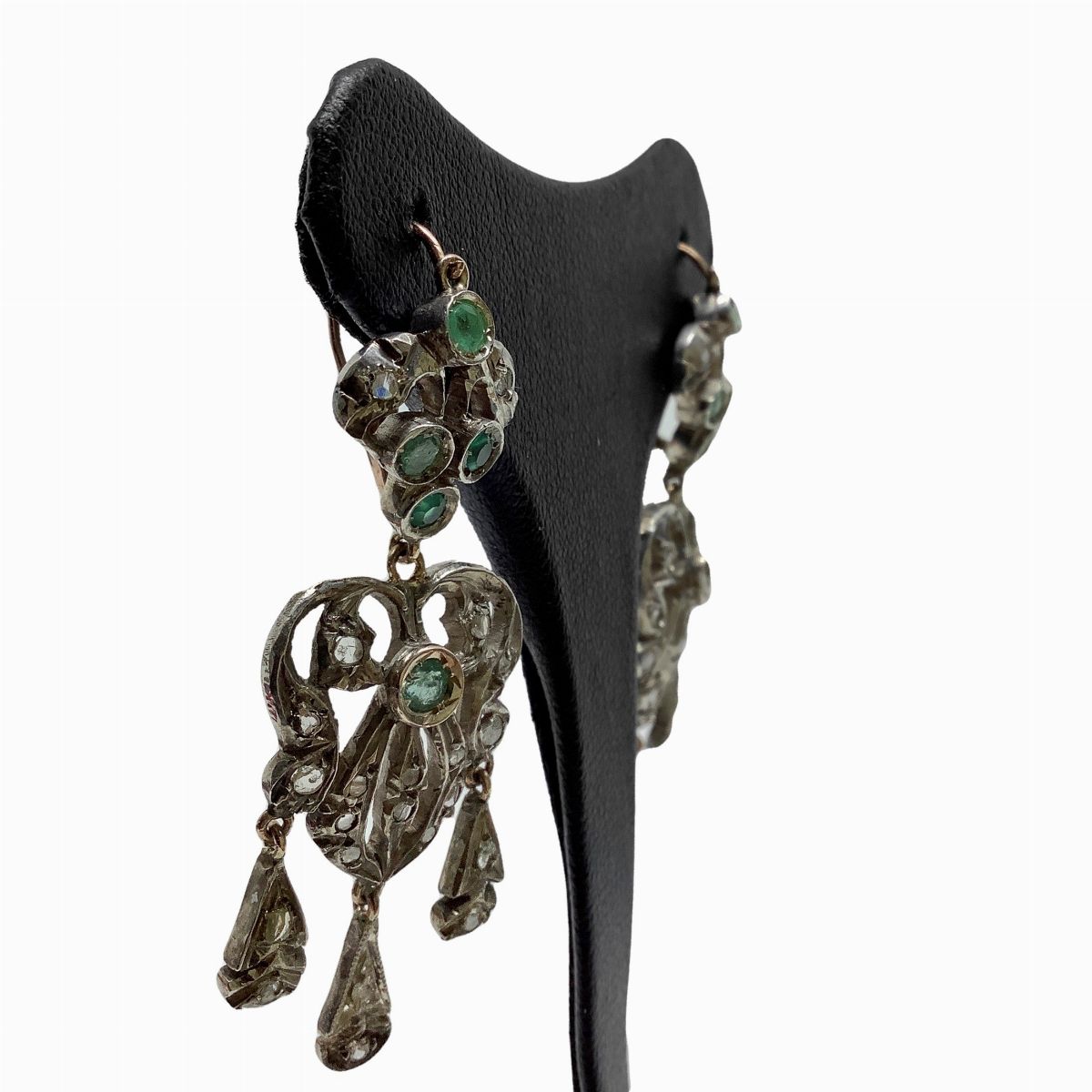 Orecchini Liberty in Oro e Argento con Rosette di Brillanti e Smeraldo