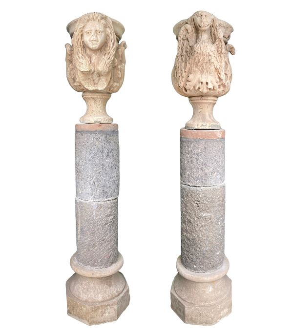 Coppia di colonne, sormontate da vasi del XVII secolo, raffiguranti donna e acquila