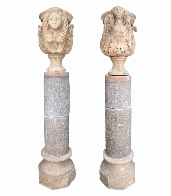 Coppia di colonne, sormontate da vasi del XVII secolo, raffiguranti donna e acquila