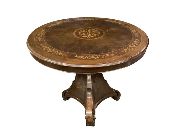 Round table in mahogany wood