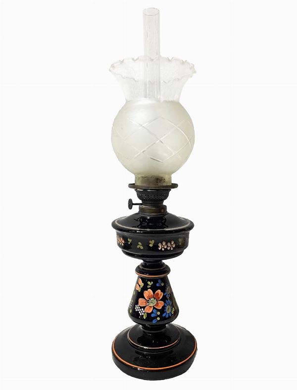 Lume a petrolio in opaline nero con dipinti floreali
