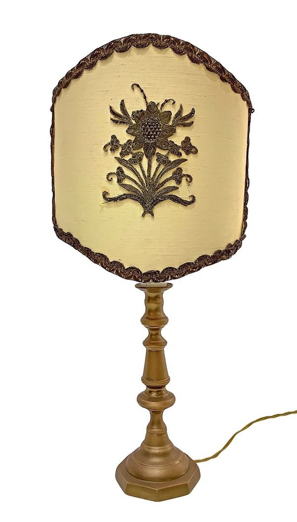 Pair of metal table lamps with fan in embroidered fabric