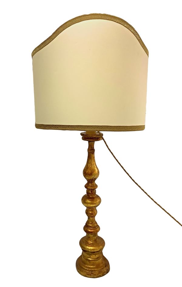 Lume in legno dorato con ventola in stoffa