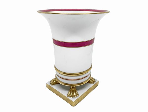 Vaso vintage in porcellana a base quadrata decorato in oro