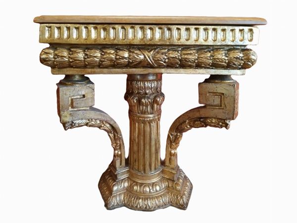 Console a colonna in legno dorato a foglia, con marmo al piano