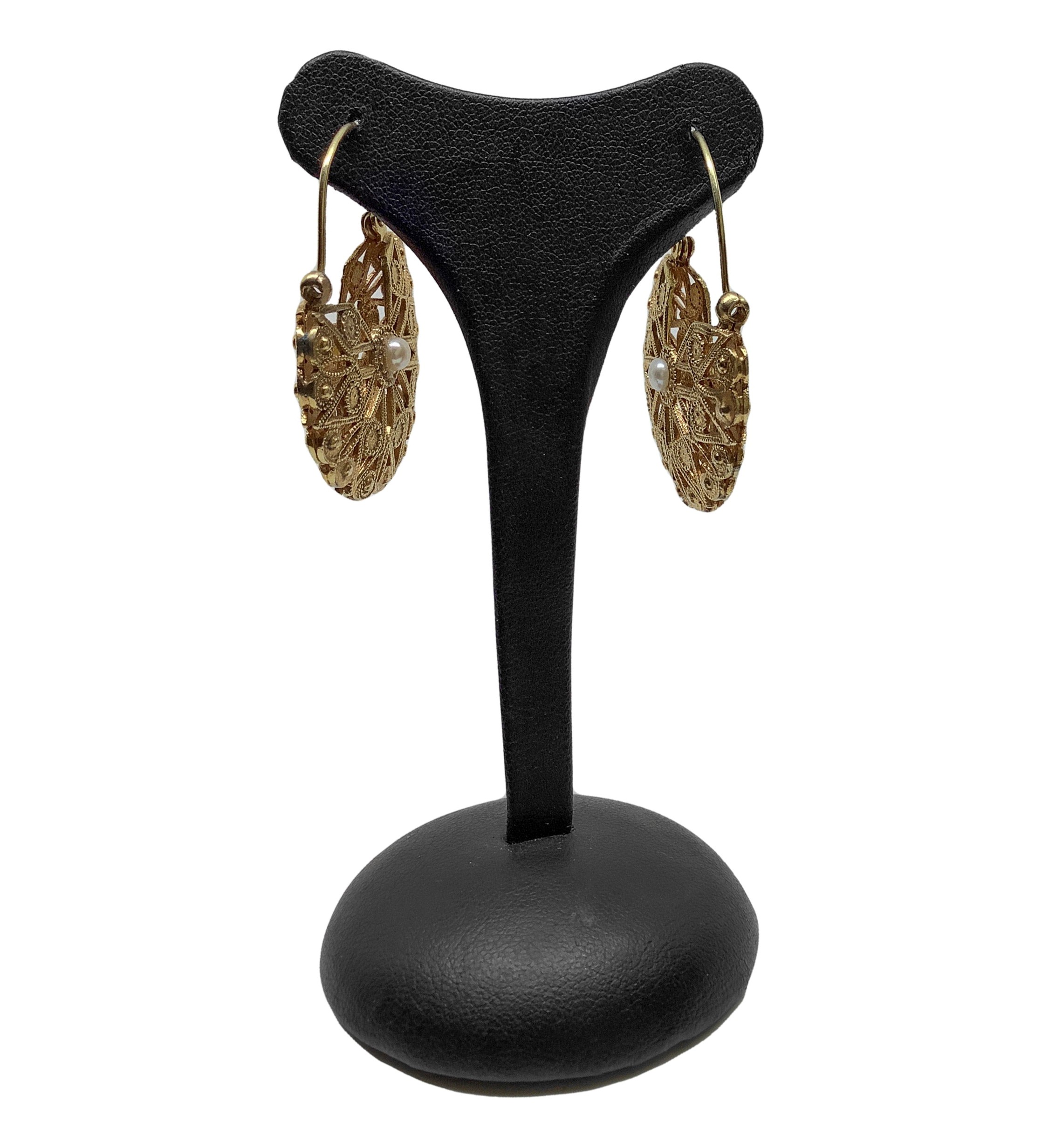 Orecchini in oro basso titolo con lavorazione geometrica e perline centrali