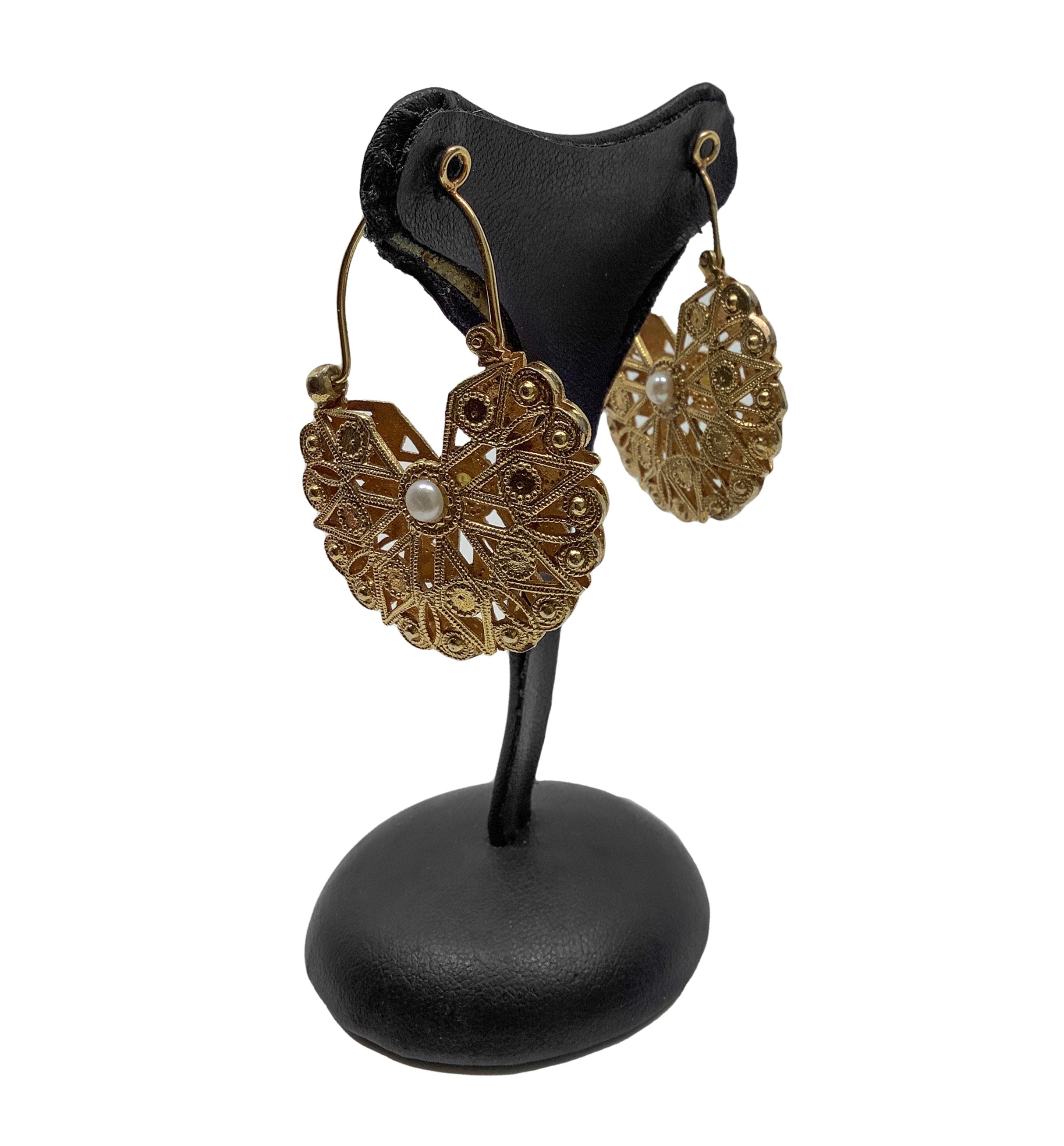 Orecchini in oro basso titolo con lavorazione geometrica e perline centrali