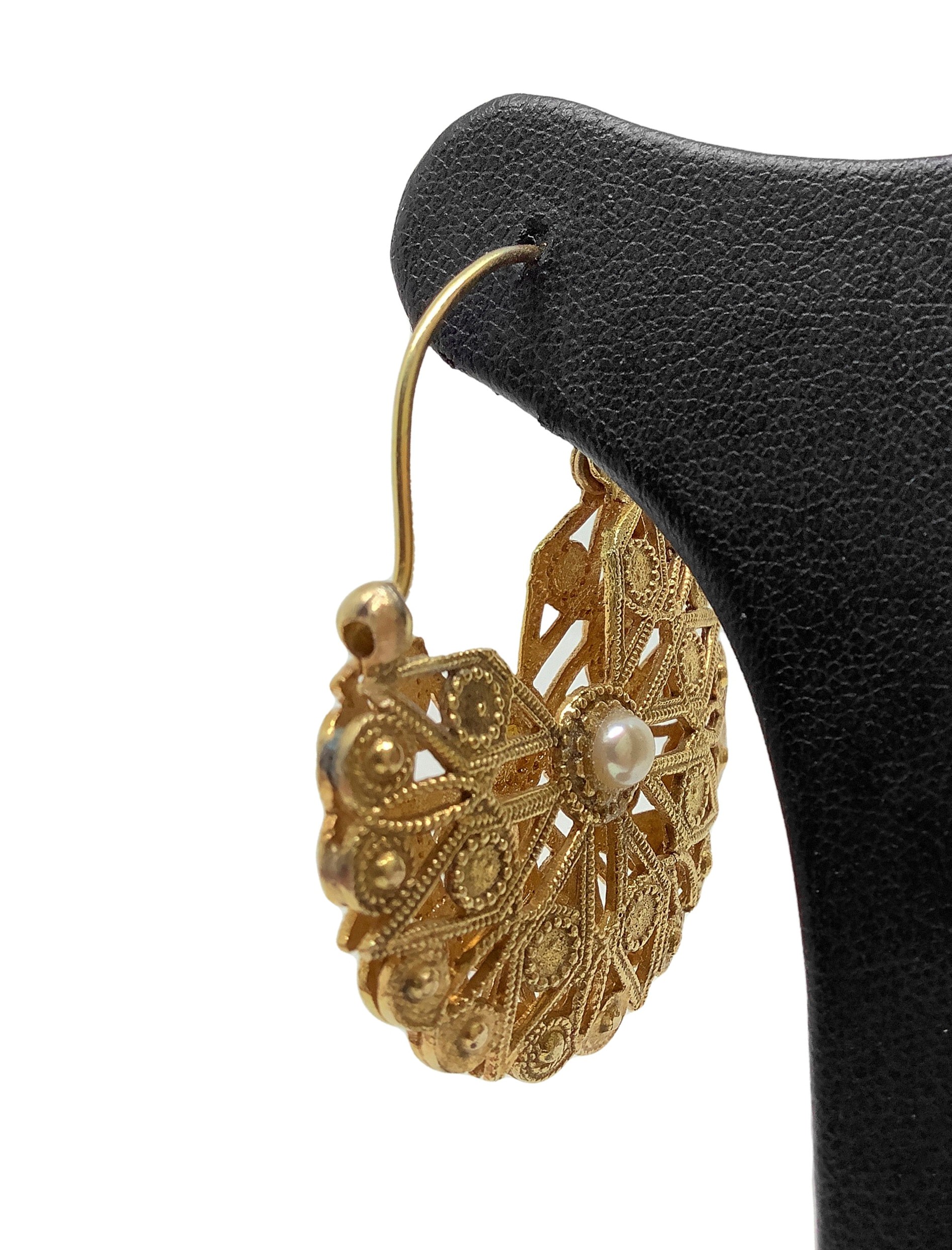 Orecchini in oro basso titolo con lavorazione geometrica e perline centrali