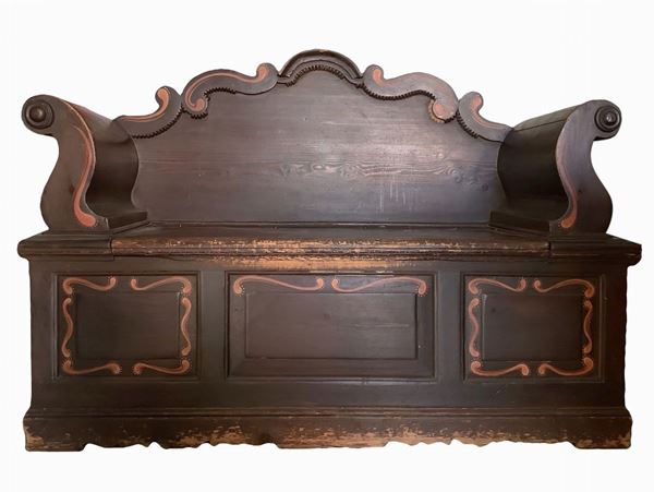 Chest in lacquered and painted wood