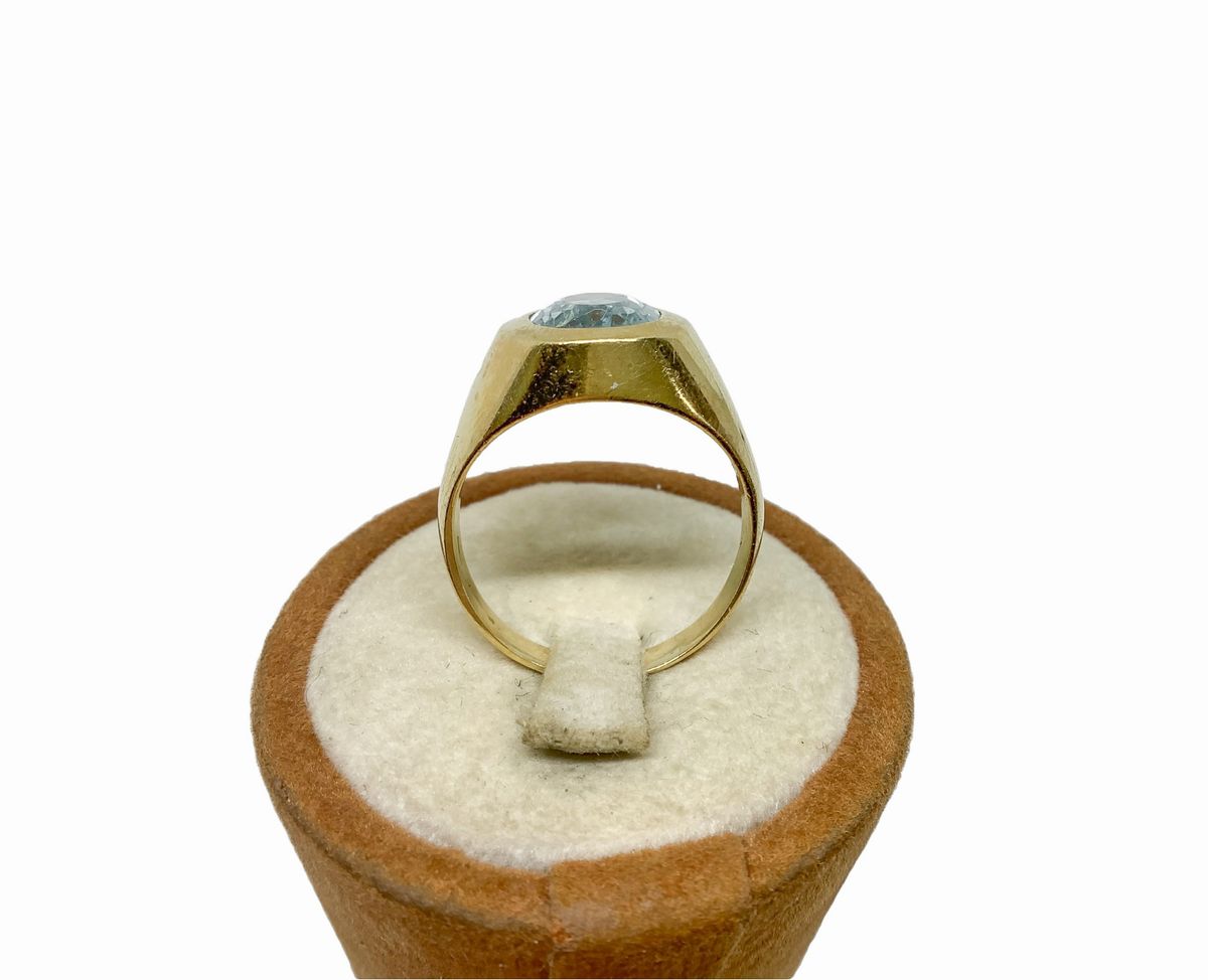 Anello in oro e acquamarina