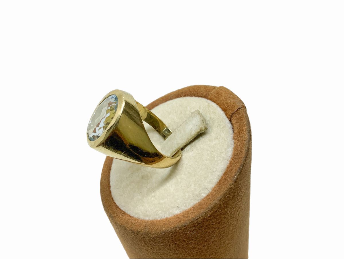 Anello in oro e acquamarina