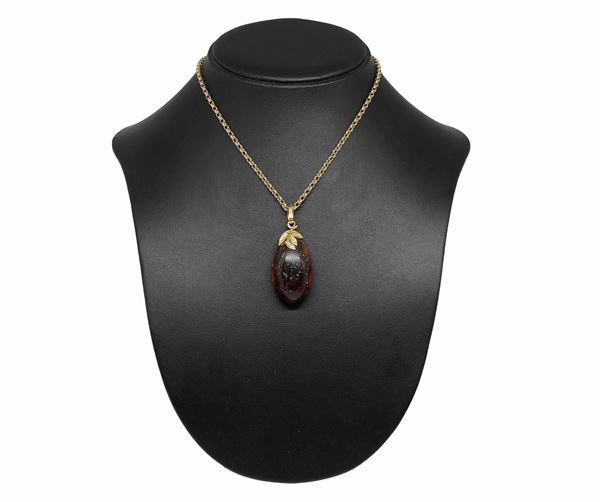 Collana in oro con ambra artificiale