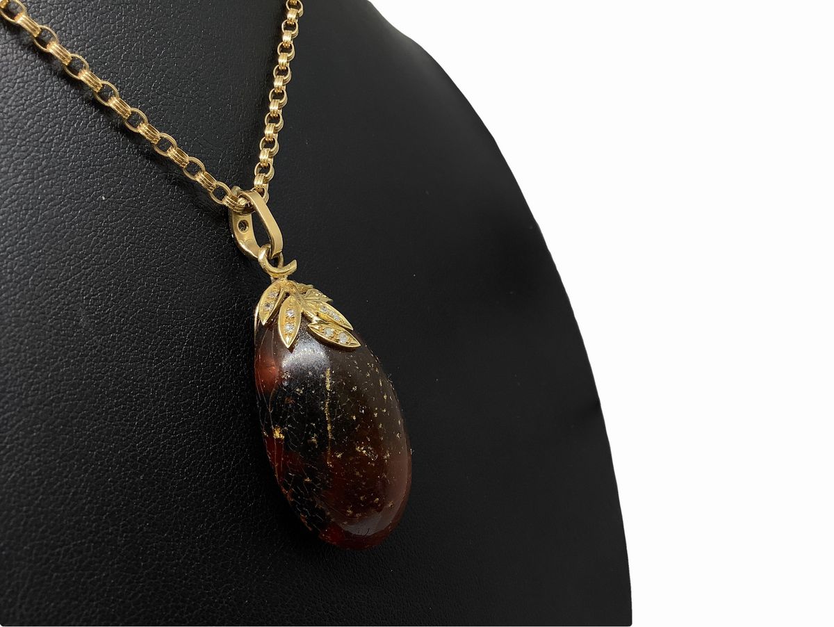 Collana in oro con ambra artificiale