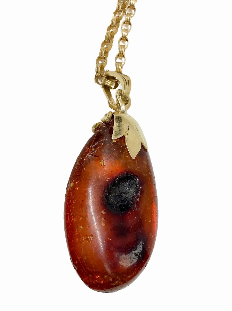 Collana in oro con ambra artificiale