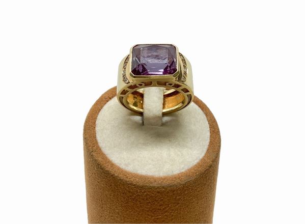 Anello in oro rosso con ametista e scagliette di brillanti