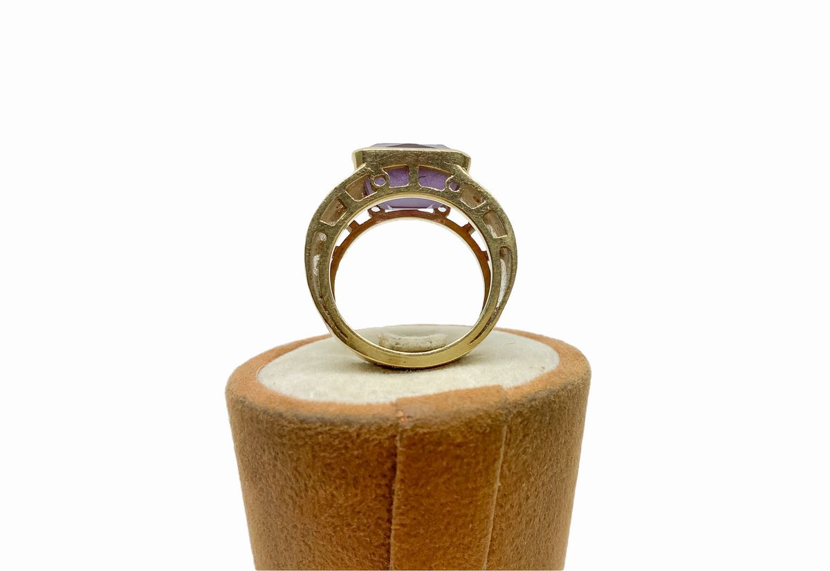 Anello in oro rosso con ametista e scagliette di brillanti