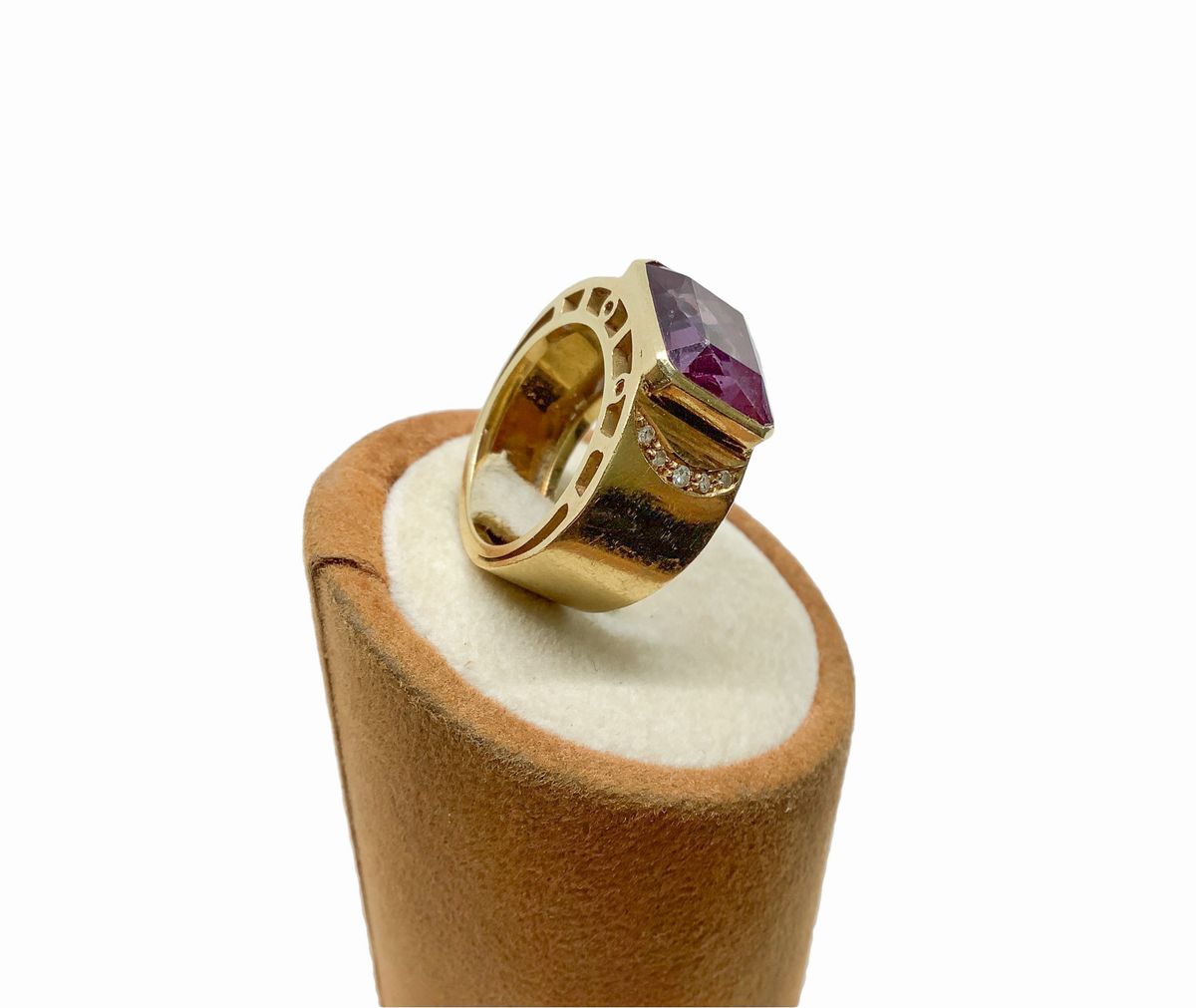 Anello in oro rosso con ametista e scagliette di brillanti