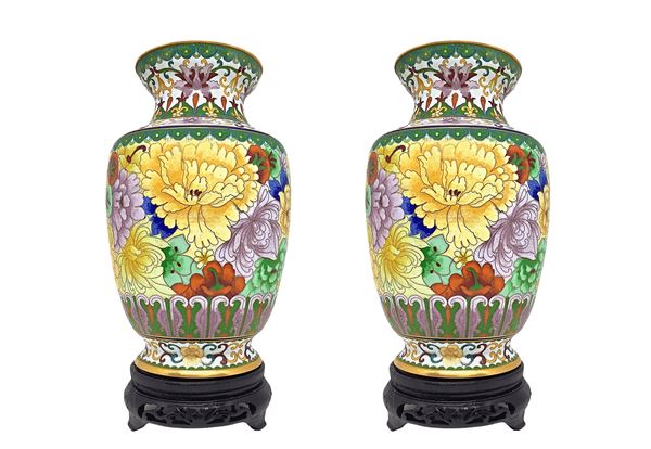 Coppia di vasi con fiori