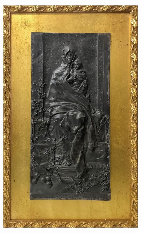 Scultura in metallo sbalzato raffigurante Madonna con bambino