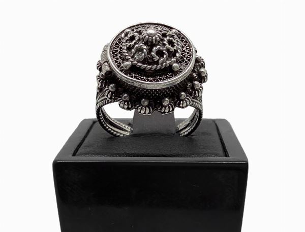 Anello in argento a rosetta con lavorazione cuspidata