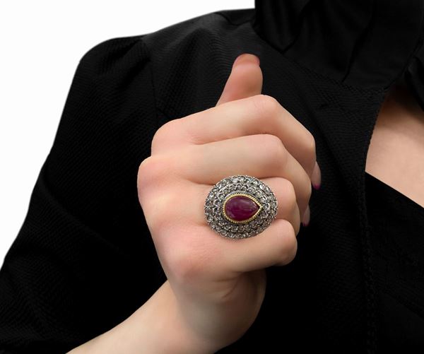 Anello in oro 12 carati con radice di rubino a goccia cabocon e doppio giro di diamanti
