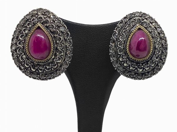 Orecchini  oro 12 carati con radice di rubino a goccia cabochon e doppio giro di diamanti a clip