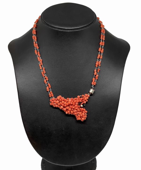 Collana in corallo e argento raffigurante la Sicilia