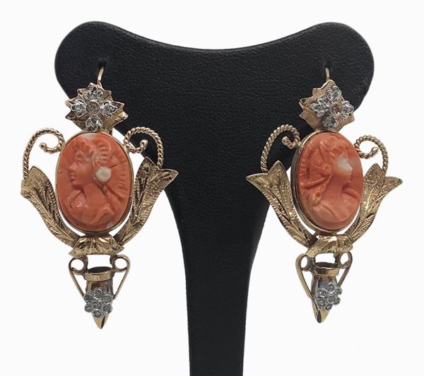 Orecchini in oro 9 carati con corallo inciso e diamanti