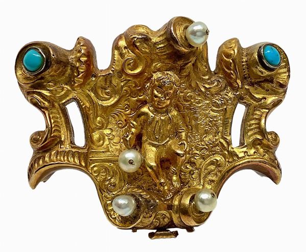 Spilla in oro 18 carati con puttino centrale, turchesi e perle