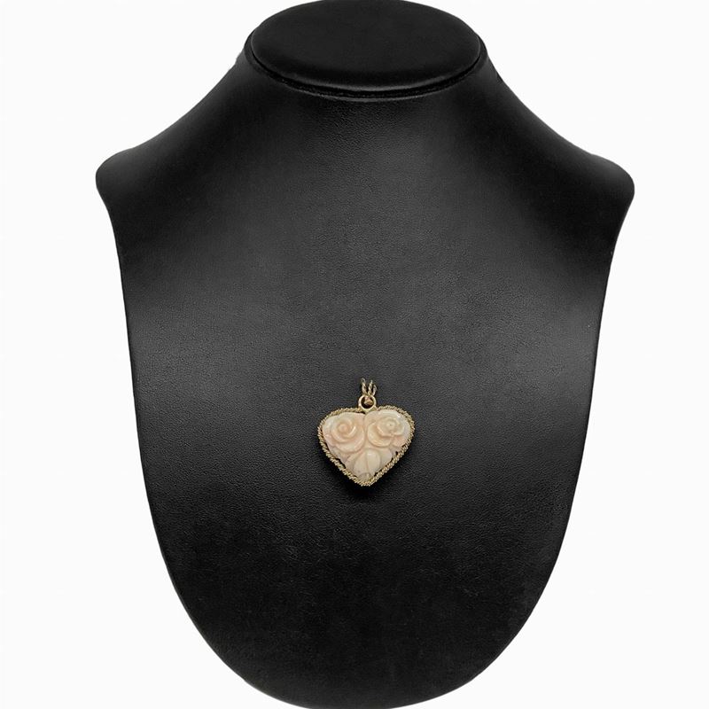 Ciondolo in Oro 18 Carati a Treccia con Cuore di Corallo Rosa Inciso da Entrambi i Lati con Sogge...
