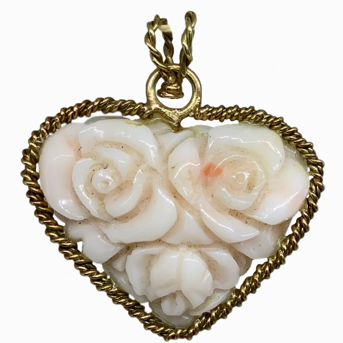 Ciondolo in Oro 18 Carati a Treccia con Cuore di Corallo Rosa Inciso da Entrambi i Lati con Sogge...