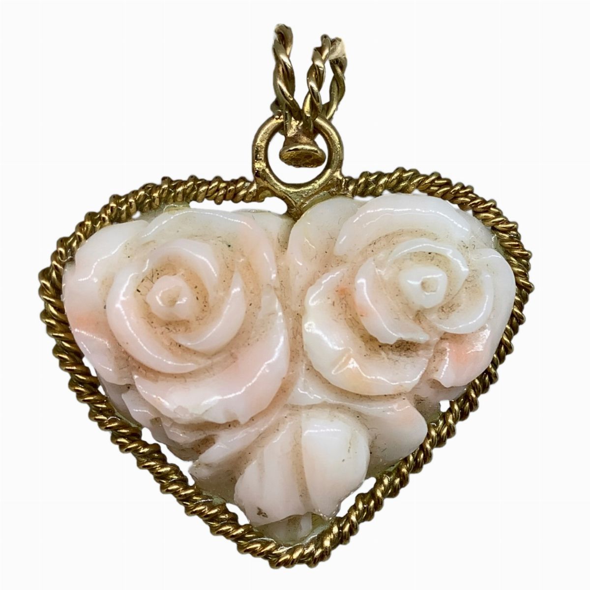 Ciondolo in Oro 18 Carati a Treccia con Cuore di Corallo Rosa Inciso da Entrambi i Lati con Sogge...