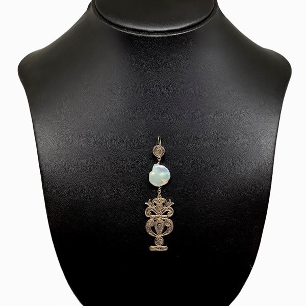 Low title gold pendant, filigree in the shape of a vase with freshwater pearl