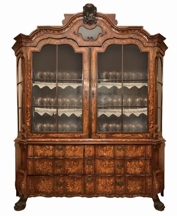 Dutch crystal Cabinet, eighteenth century two upper glazed doors and six drawers at the base. Pale wood inlays on the front and side. H 250 cm Width 210 cm Depth 55 cm 7500