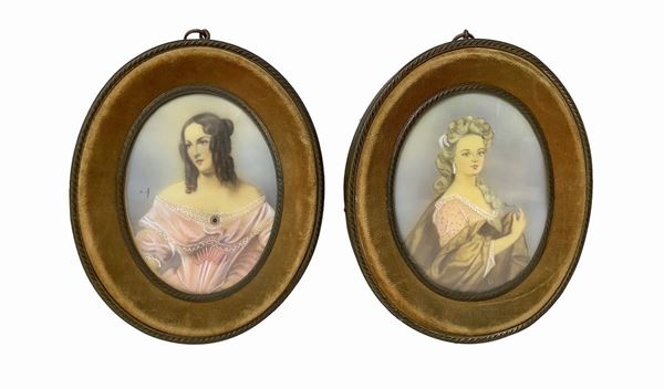 Coppia di dipinti ovali raffiguranti dame