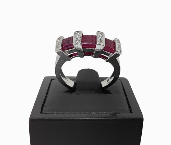Ring in gold, rubies, diamonds.