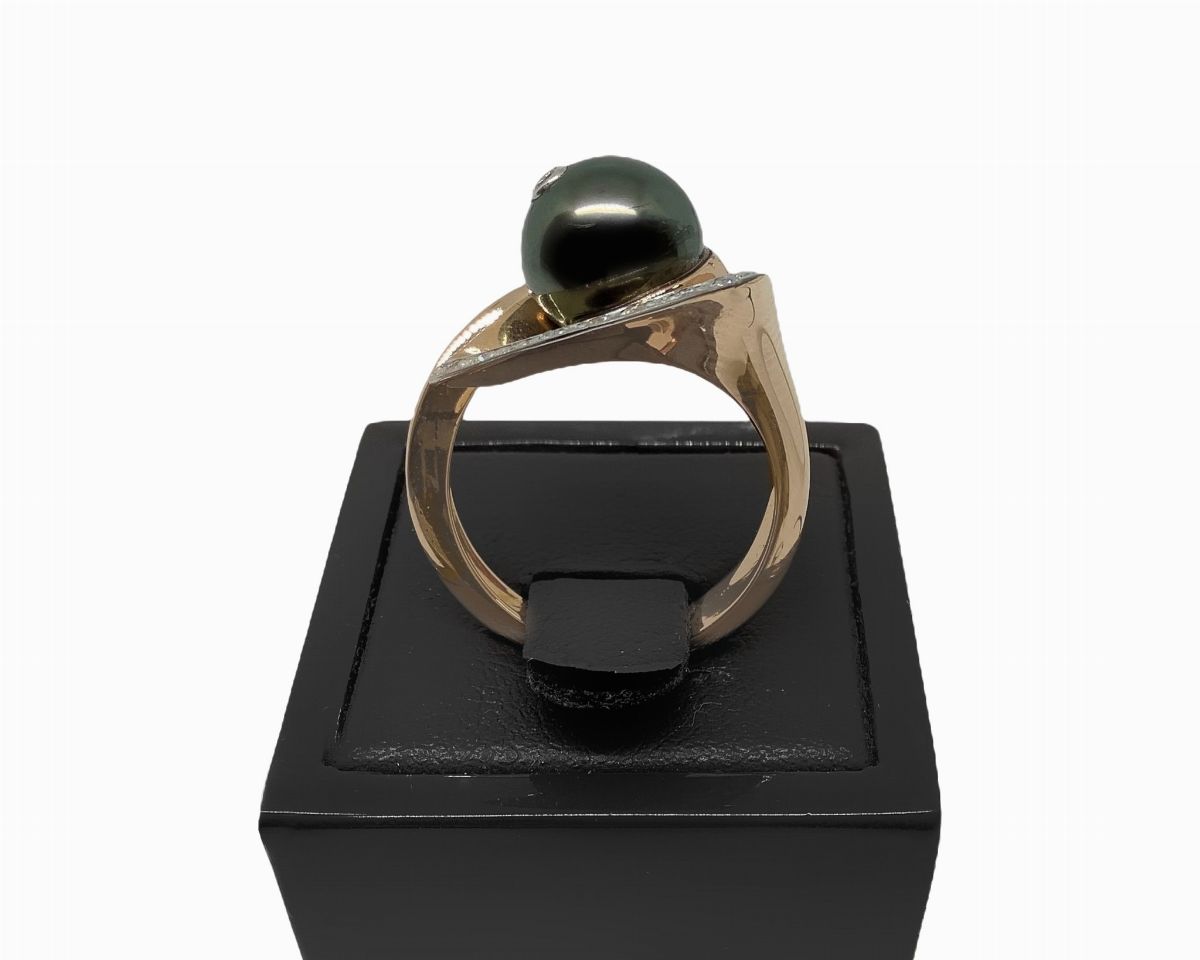Anello calla, in oro, brillanti e perla nera Thaiti