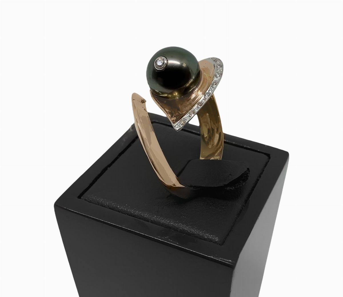 Anello calla, in oro, brillanti e perla nera Thaiti