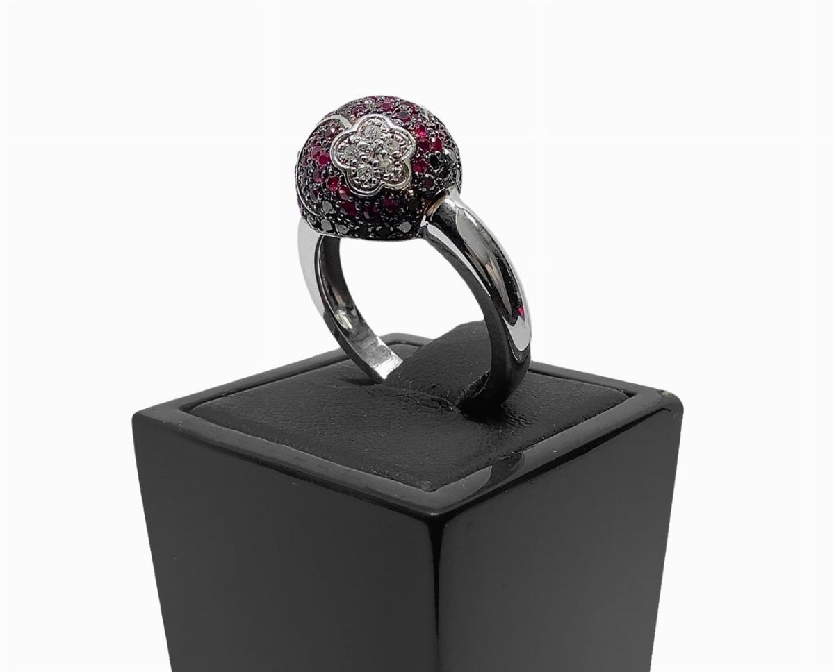 Anello Flower, in oro con diamanti, diamanti neri e rubini