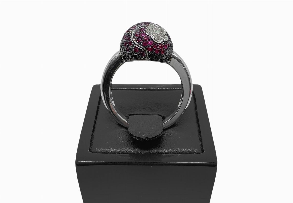 Anello Flower, in oro con diamanti, diamanti neri e rubini