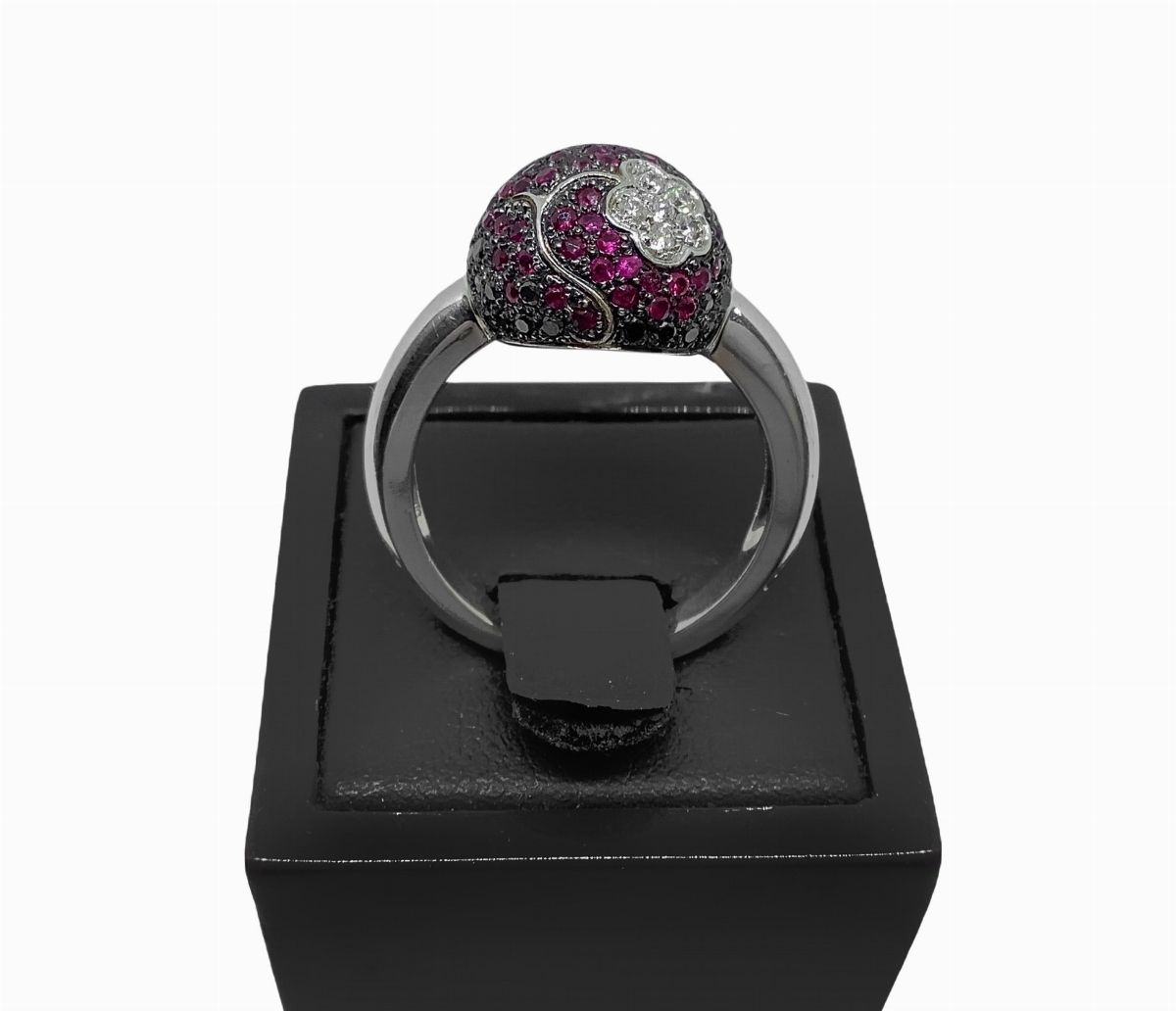 Anello Flower, in oro con diamanti, diamanti neri e rubini