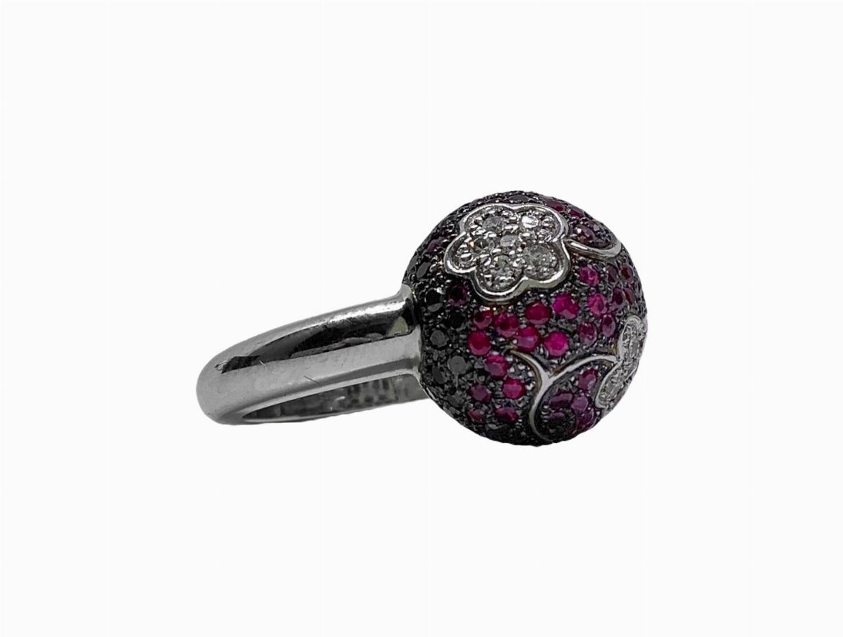Anello Flower, in oro con diamanti, diamanti neri e rubini