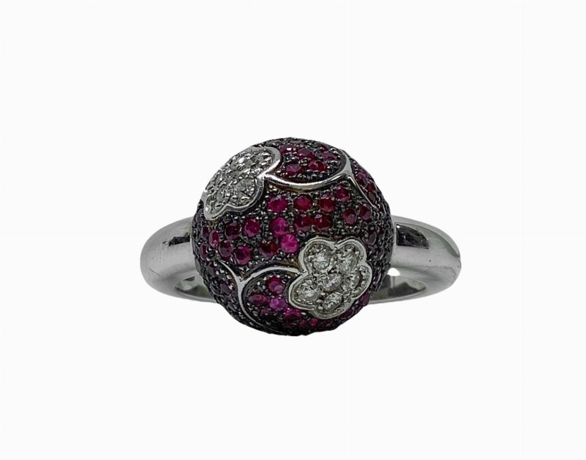 Anello Flower, in oro con diamanti, diamanti neri e rubini