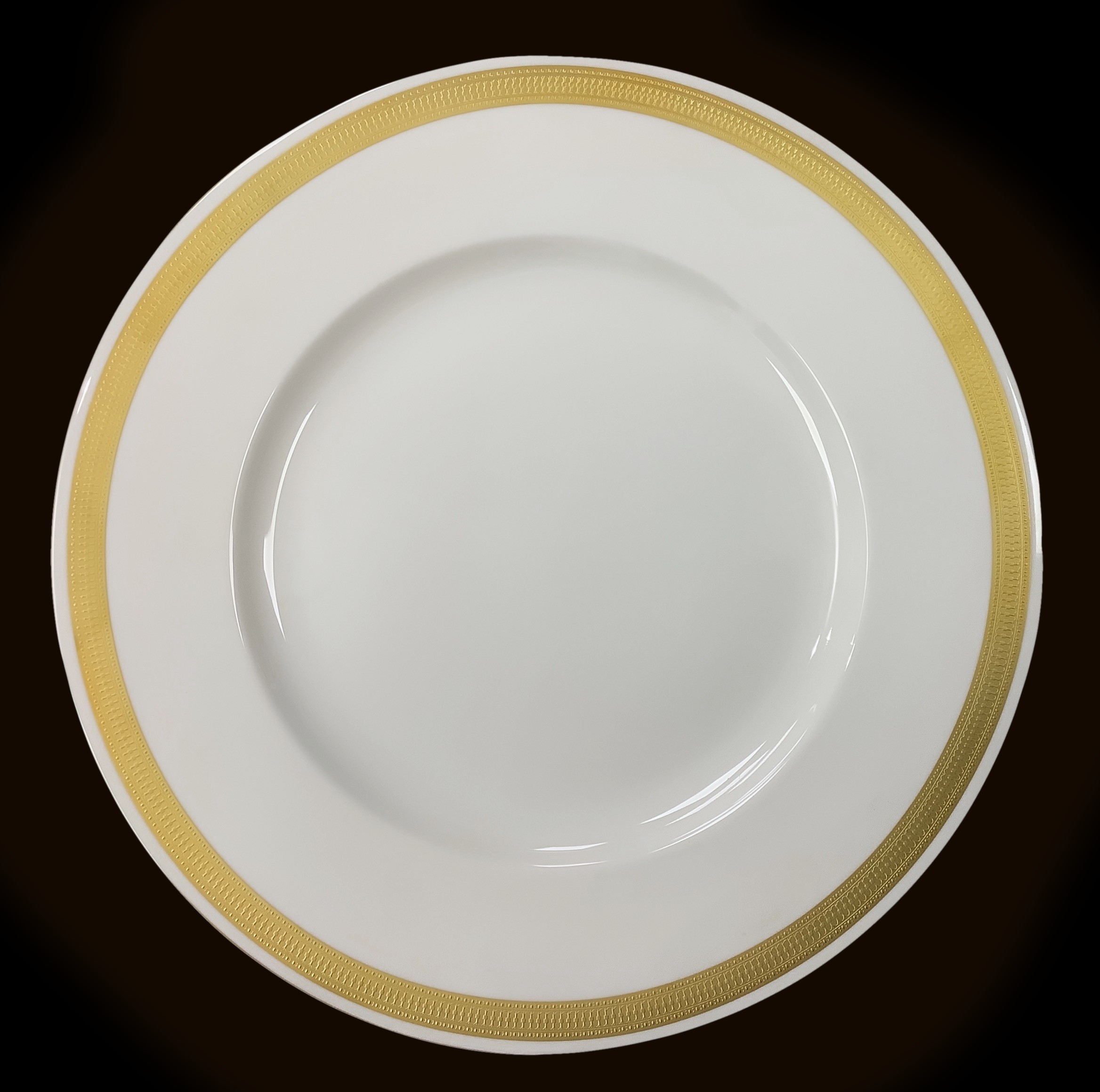 Elegante servizio di piatti e caffe' in porcellana con perfilo in oro.