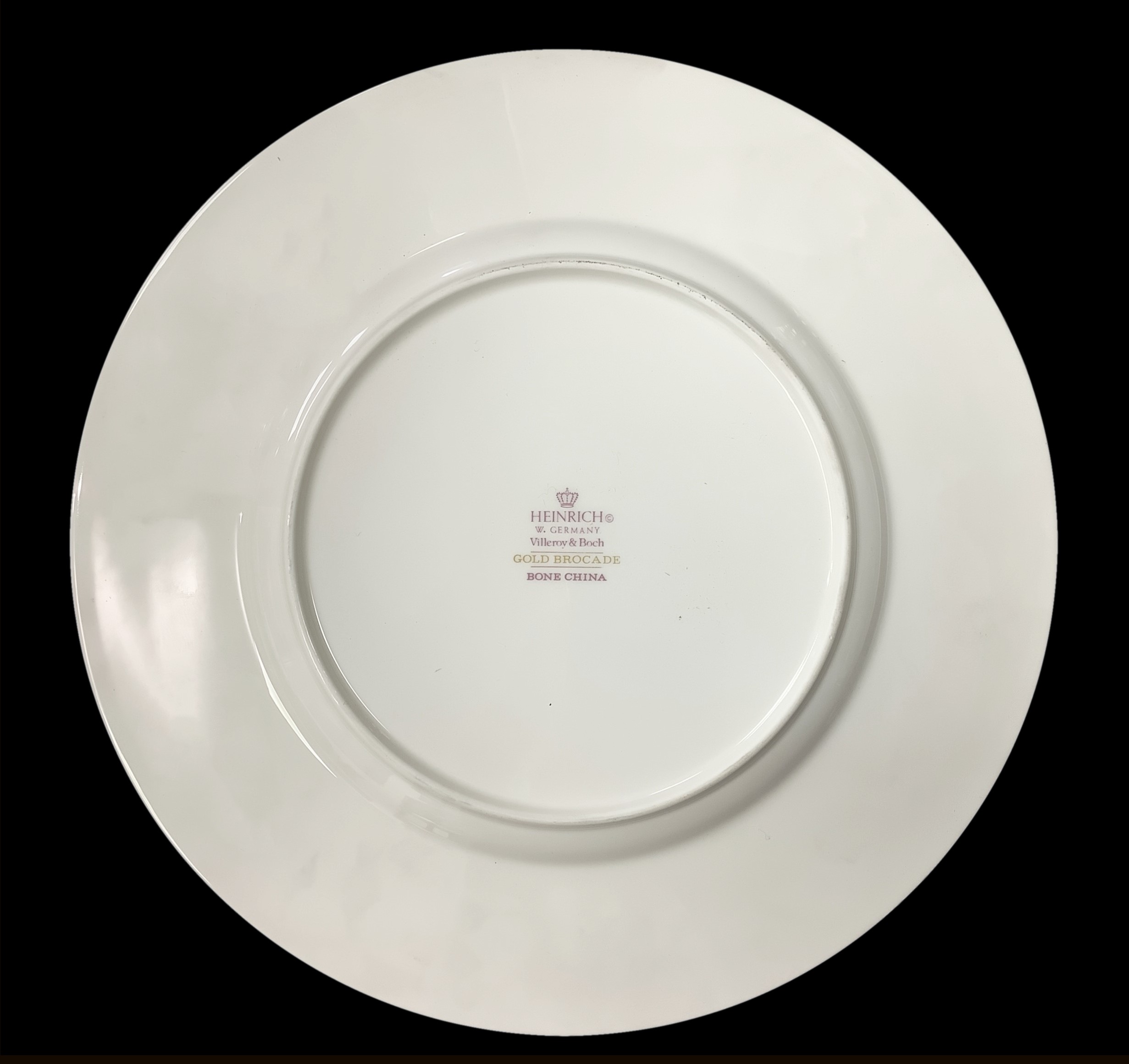 Elegante servizio di piatti e caffe' in porcellana con perfilo in oro.